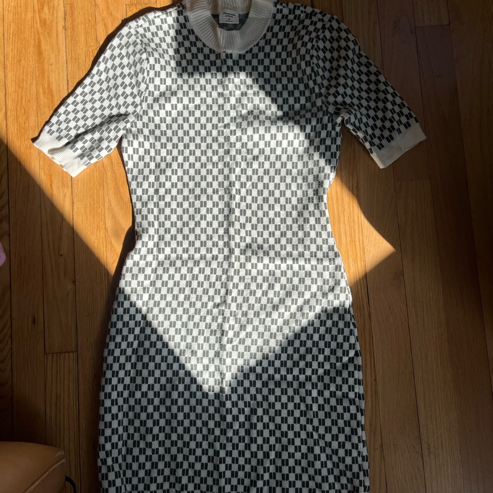 Green and White Checkered Knit Bodycon Dress - Picture 3 of 5